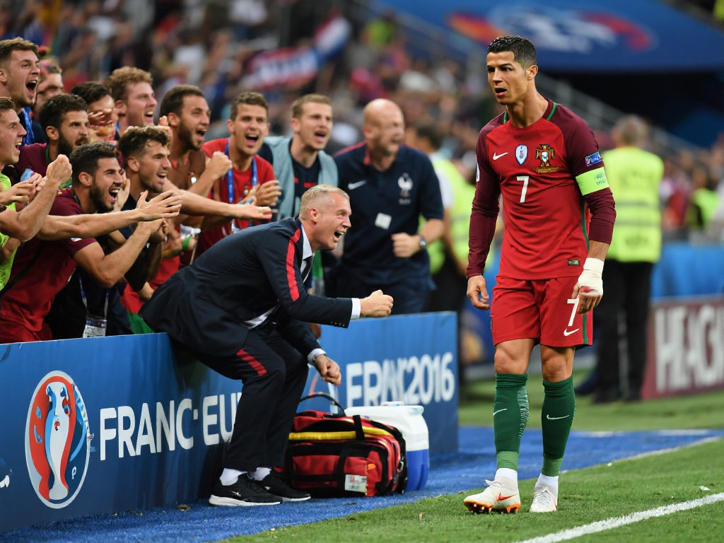 2016年法国欧洲杯决赛中，葡萄牙对阵东