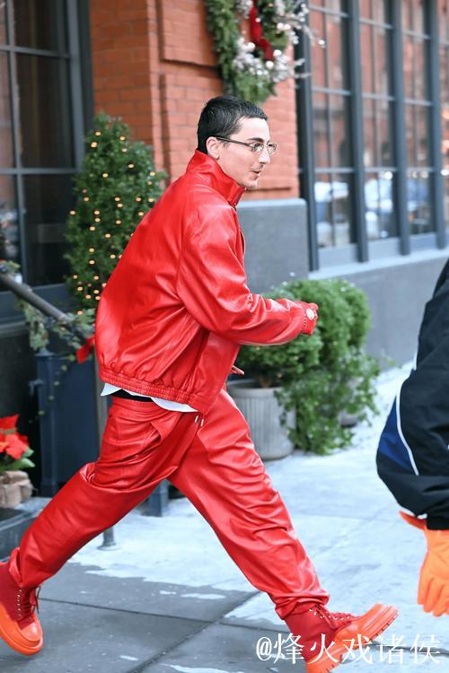 好莱坞明星“甜茶”全红造型出街，戴拜仁手套引关注